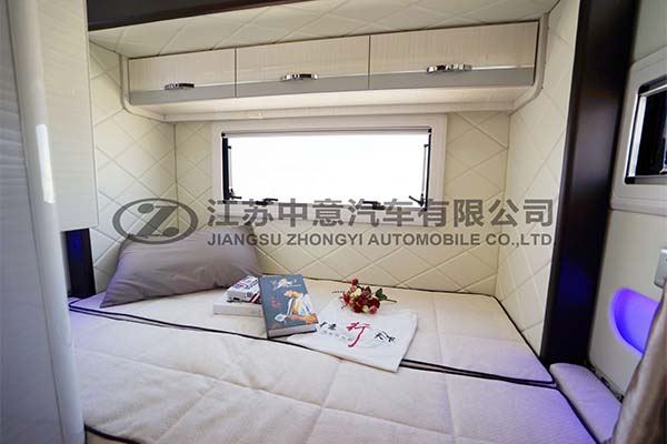 中意SZY5045XLJ进口自动挡双拓展依维柯C型房车
